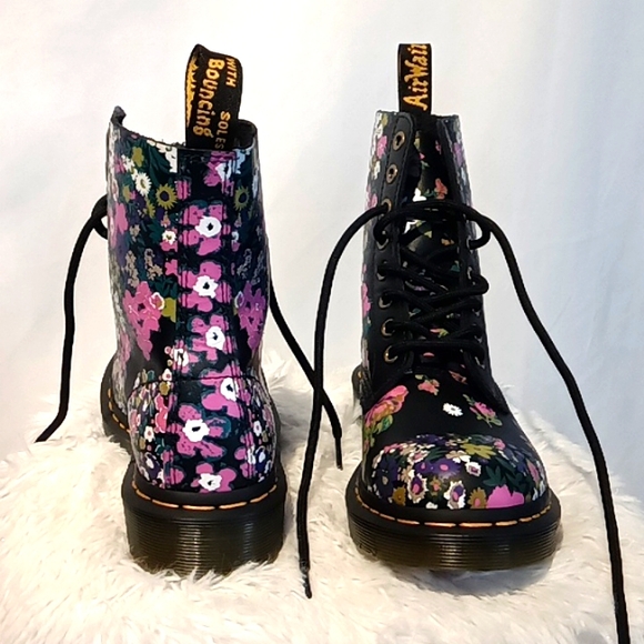 DR. Martens Floral Boots Air Wait With Bouncing Soles👢🌺💮🌸🪻 - Picture 3 of 17